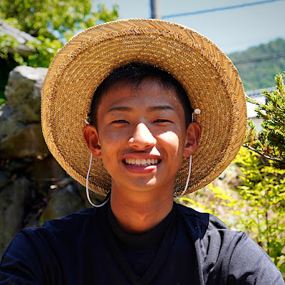 麦わら帽子をかぶって笑う島暮らしのケン